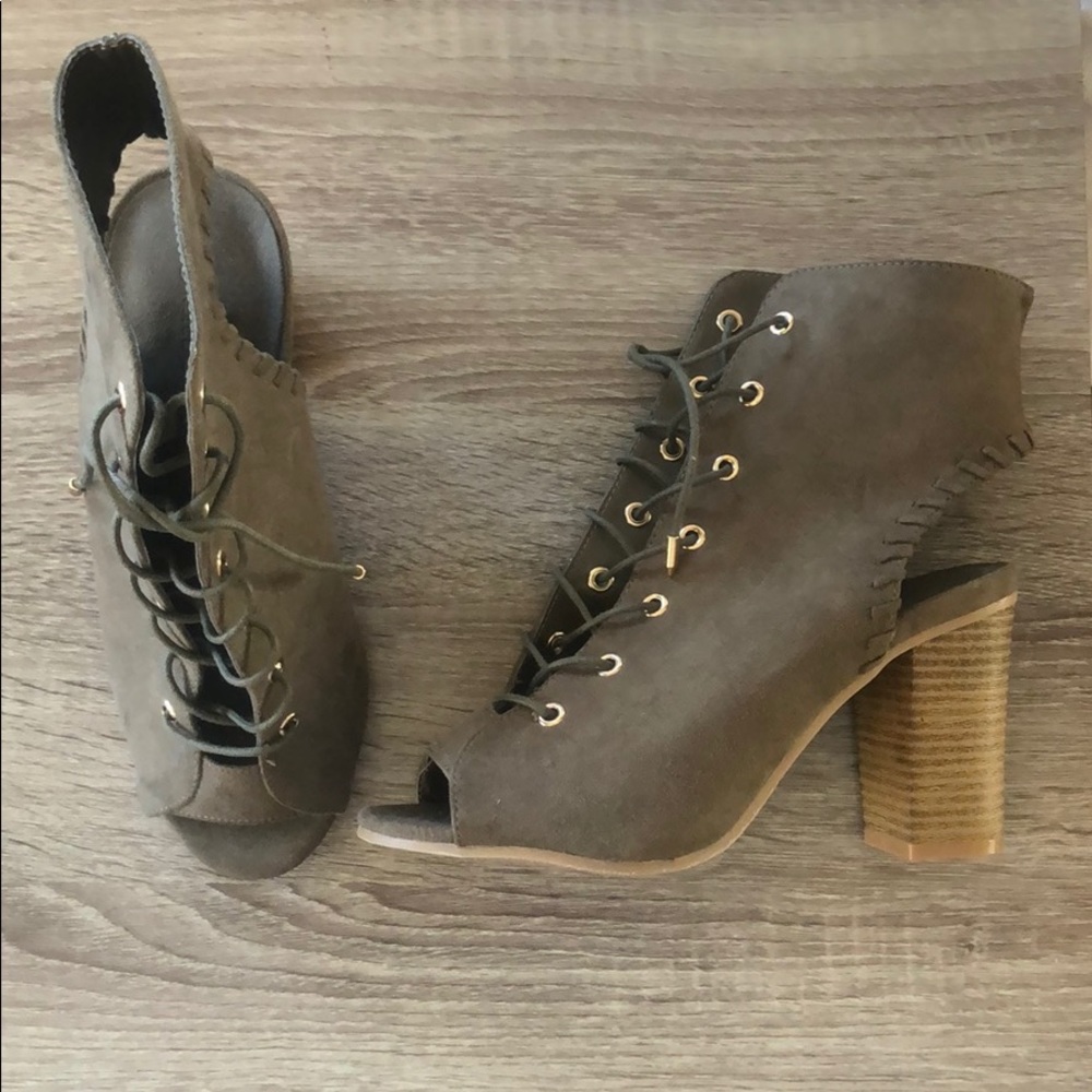 Adorable lace up olive green ankle bootie.